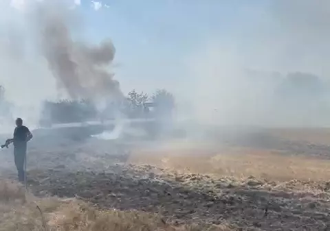 Incendiu puternic de vegetaţie uscată la ieșirea din localitatea Maglavit. Traficul rutier în zonă a fost deviat. Calea ferată e în pericol