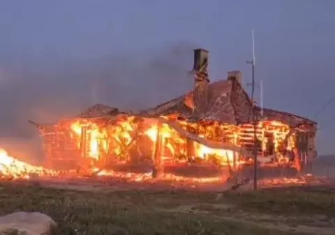 Staţia meteorologică de pe Vârful Vlădeasa din Cluj a ars într-un incendiu: „Extinderea focului, amplificată de vântul puternic de la cota 1.800”