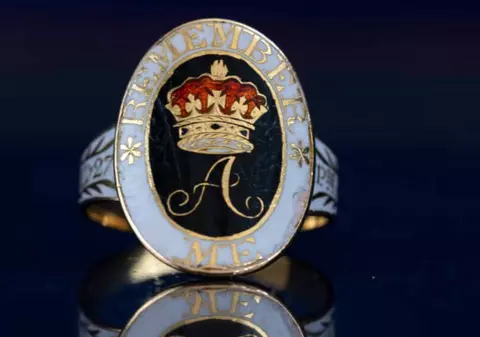 Un bărbat a cumpărat cu doar 90 de lei un inel purtat de o prințesă, dintr-un magazin second-hand. Care este valoarea sa reală