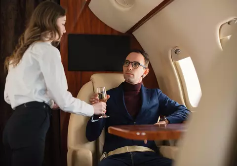 Ce băuturi nu ar trebui niciodată consumate în avion. Explicațiile unei însoțitoare de bord