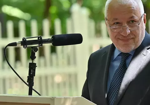 Neclaritățile concursului prin care Iulian Fota a ajuns conferențiar la Academia SRI. Cărțile au fost publicate după susținerea probelor, mai mult, ele sunt aproape identice. Cum explică fostul consilier prezidențial