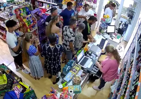 Jaf ca în filme în Ploiești. Cum au furat 50 de hoți produse dintr-un magazin, deși erau filmați. Unii au furat de două ori | VIDEO
