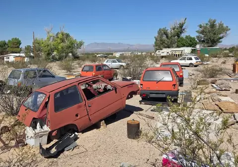 Nimeni nu știe exact cum au ajuns în America mașinile Lada Oka produse în Rusia sovietică și care ruginesc acum în Colorado