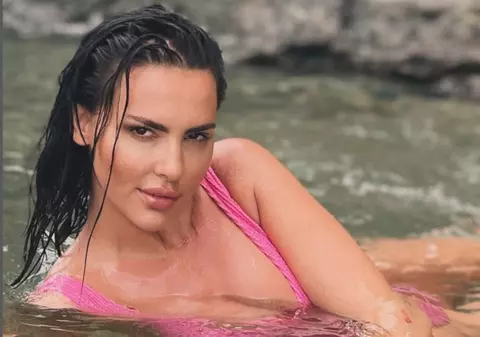 Imagini cu Lavinia Pîrva în costum de baie. Cum s-a pozat soția lui Ștefan Bănică