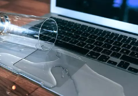 Ce trebuie să faci dacă verși lichid pe un MacBook, iPhone sau iPad: cum să limitezi daunele și să îți protejezi datele