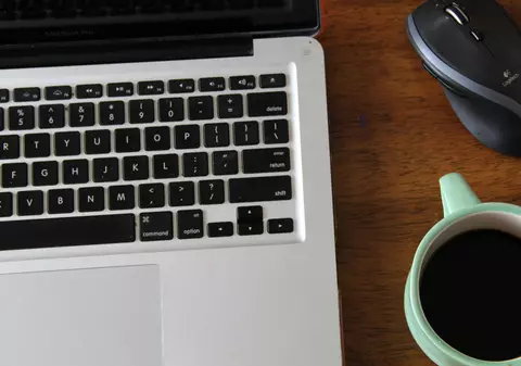 Ai vărsat lichid pe MacBook? Ce NU trebuie să faci și cum te putem ajuta