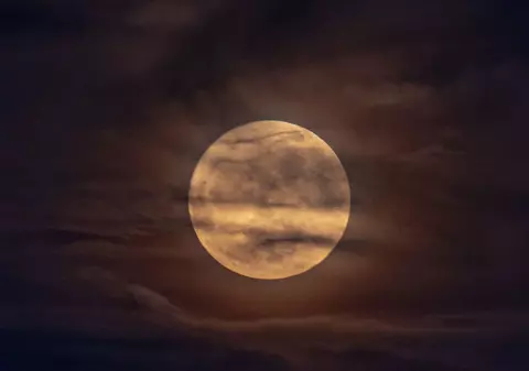 Luna este acoperită de mărgele minuscule din sticlă, au descoperit astronauții Apollo. Și acum știu și motivul