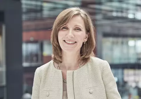 VIDEO INTERVIU Moira Gilchrist, Philip Morris International: „Totul indică spre faptul că există opțiuni mult mai bune decât să continui să fumezi”