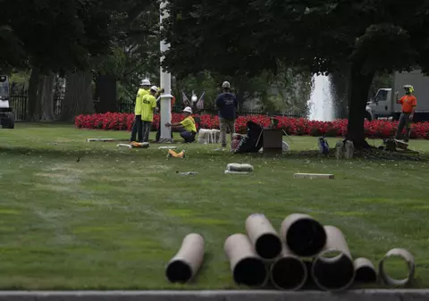 În mijlocul unor crize internaționale, Donald Trump s-a lăudat cu doi stâlpi instalați în fața Casei Albe: „Sunt cei mai buni din lume”