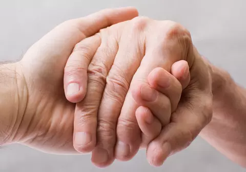 Ce spun mâinile despre sănătatea ta: 7 boli care se pot observa după aspectul pielii și unghiilor