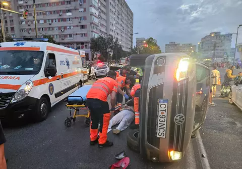 O autospecială de poliție în misiune, spulberată de o șoferiță care nu a acordat prioritate, la Constanța. Trei oameni au fost răniți