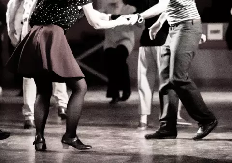 „Acel dans american rock and roll cu figuri cu caracter obscen”, ce scria Miliția din Brașov după un carnaval la un liceu