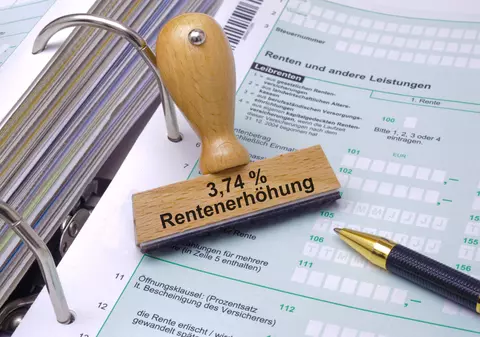 O femeie a vrut să iasă la pensie mai devreme și s-a „îmbătrânit” în acte: „La data căsătoriei, soțul avea 14 ani!”