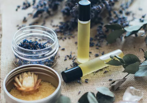 Apa de parfum versus apa de toaletă: Care este alegerea potrivită pentru tine?