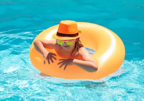 Cât costă să petreci Rusaliile la piscină în București: cine a rămas în Capitală s-a conformat