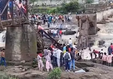 Pod prăbușit în Maharashtra, India: zeci de persoane au căzut în râu, iar două au murit I VIDEO   