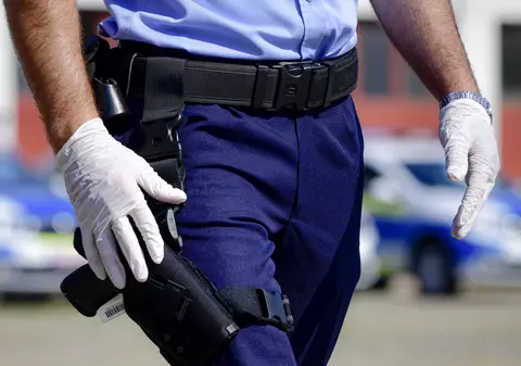 Percheziții în Vaslui și Constanța, într-un dosar în care sunt vizați mai mulți polițiști. Agenții sunt suspectați de mită și trafic de influență