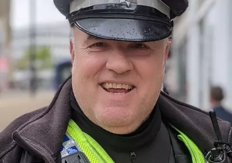 Polițistul care, de 17 ani, la 6 dimineața, salută toți oamenii străzii pe care-i întâlnește a fost decorat de regele Charles