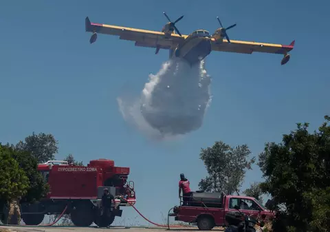 Incendiile de vegetație devastează Grecia, iar Franța, Spania și Italia se pregătesc de temperaturi record