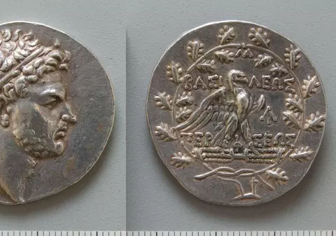 Suma impresionantă cu care s-a vândut la licitație o colecție de monede uriașă, ascunsă în pereții unei case