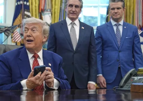 Istoria ascunsă a telefonului lui Trump: legături directe, confidențialitate ignorată și bucuria Chinei