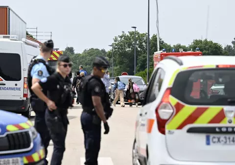 Un elev de 15 ani a înjunghiat mortal o asistentă școlară care îi verifica rucsacul. „Victima unui val de violenţă fără sens”