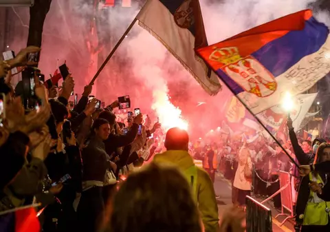 Cum au încercat demonstranții să "spargă" cordonul polițiștilor la protestele din Serbia și au căzut în capcana forțelor de ordine