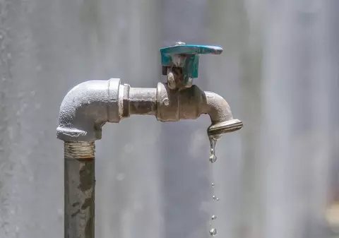 Mii de oameni primesc apă cu porția, doar dimineața și seara, în trei localități din Constanța