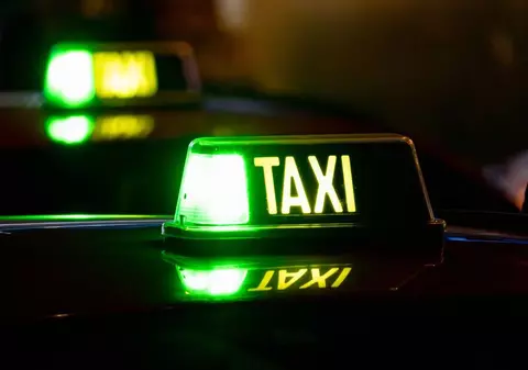Un român a luat-o razna când s-a urcat în taxi și a văzut că la volan e o femeie. Tocmai ieșise dintr-un club, în Malaga