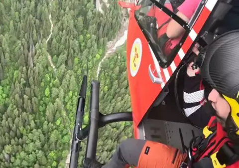 Intervenție dramatică în Munții Bucegi: un alpinist rănit grav a fost scos din perete cu elicopterul și transportat la Brașov | VIDEO