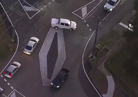 Un nou sens giratoriu i-a lăsat fără cuvinte și reflexe pe șoferi: "Cine a făcut asta ar trebui concediat"