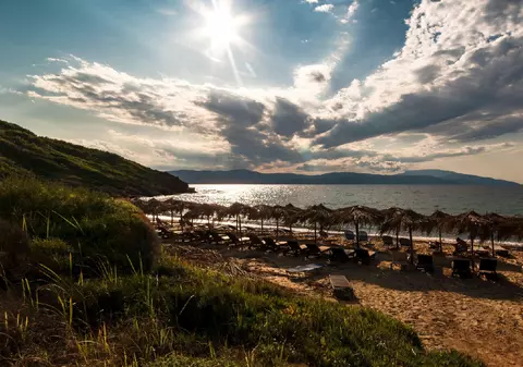 Skiathos, insula cu peste 70 de plaje spectaculoase. Destinația ideală de vacanță aproape de România