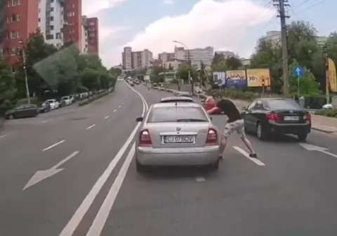 Un șofer de 25 de ani a bătut un pensionar din altă mașină, în trafic, la Cluj. Câte zile a rămas fără permis