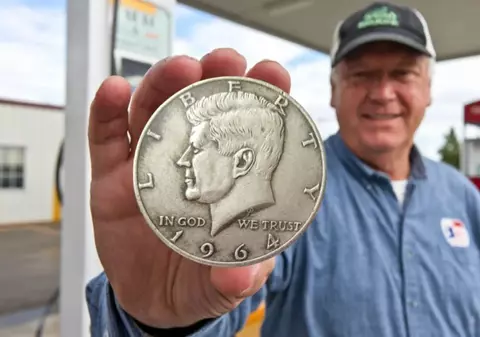Un șofer a plătit într-o benzinărie cu o monedă rară, fără să știe că valorează 3,21 milioane de dolari