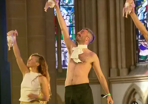 Scandal și scuze după ce un spectacol în care apar pui cruzi îmbrăcați în scutece a fost jucat într-o catedrală. Președintele Germaniei era printre spectatori | VIDEO