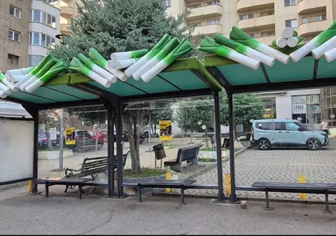 Cum a ajuns prazul gigant, în Craiova, deasupra capetelor celor care așteaptă autobuzele