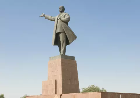 Cea mai înaltă statuie a lui Lenin din Asia Centrală a fost demontată. Ce spun autoritățile din Kârgâstan | VIDEO