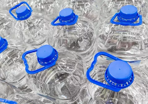 Câți bani ar putea primi românii pentru sticlele din plastic de 5 litri, dacă se va extinde programul de reciclare