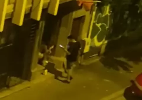 Un nou moment de violență împotriva unei tinere, în centrul Bucureștiului: filmat, agresorul a luat-o pe fată și a plecat