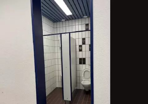 Motivul pentru care o școală din Elveția a scos ușile toaletelor: „Poate că așa nu vor mai îndrăzni”