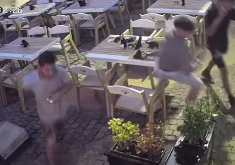 Trei băieți din Timișoara au luat o masă copioasă la restaurant, pe care nu au mai plătit-o: proprietarii le cer măcar un review