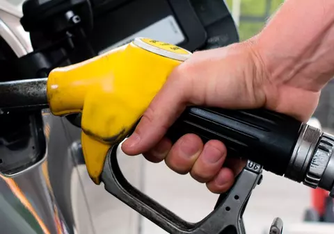 Benzina a trecut de 8 lei litrul. „Întrebarea nu este dacă vor mai crește prețurile, ci cât de repede”