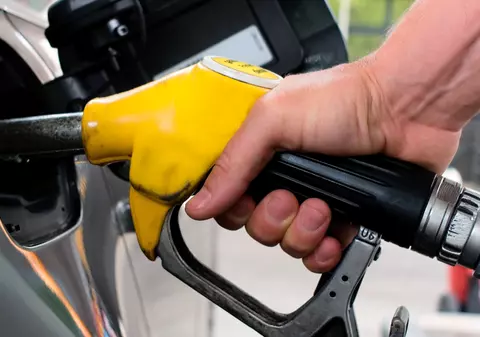 Benzină și motorină mai ieftine la OMV Petrom, după declararea situației de urgență la nivel de criză. Ce s-a întâmplat