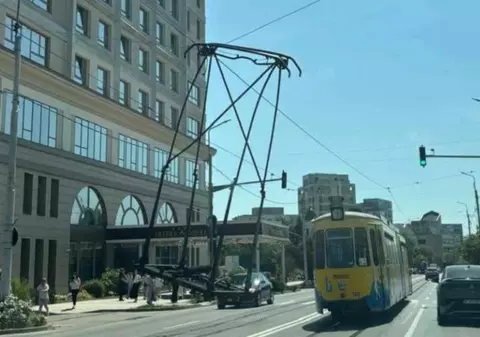 Un tramvai a rămas cu pantograful suspendat, în mers, la Iași. În ce an a fost fabricat mijlocul de transport în comun