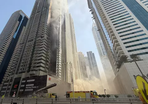 Momentul în care flăcările cuprind un zgârie-nori din Dubai. Aproape 4.000 de oameni au fost evacuați I VIDEO