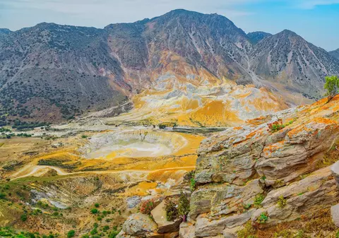 Insula Nisyros, perla din Marea Egee care are un vulcan activ și pe care turiștii nu au găsit-o încă