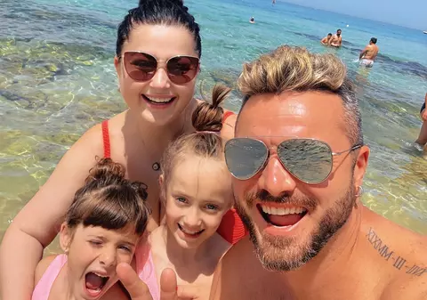 Tavi Clonda a mers la Beach, Please! fără Gabriela Cristea. Cine l-a însoțit pe artist și ce s-a întâmplat cu soția și fetele lui. „Facem așa o băiețeală”