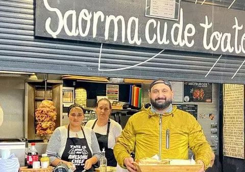 Un român a vândut șaorma de 24.000 de lire sterline în primele două zile în care a deschis șaormeria, în suburbia „Bontoc”, la Londra