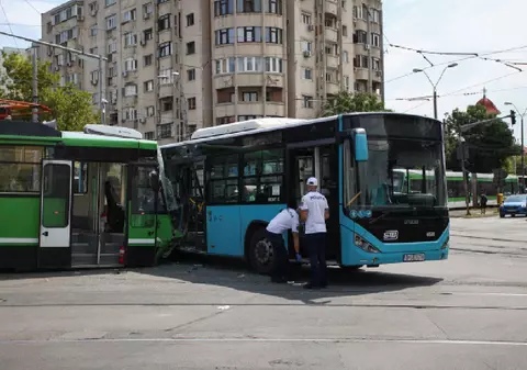 Accident între un tramvai și un autobuz STB la intersecția dintre Calea 13 Septembrie cu Strada Progresului. Cel puțin 11 persoane rănite