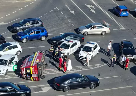O ambulanță s-a răsturnat în mijlocul unei intersecții din București. S-a ciocnit puternic de o altă mașină, în apropiere de Palatul Parlamentului